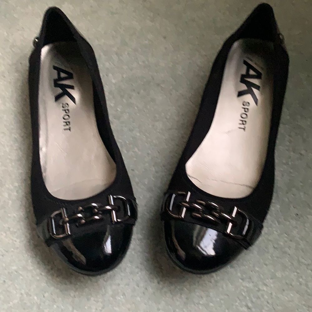 Anne Klein AK sport black flats with link detail
